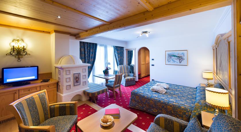 Alpen Hotel Corona فيغو دي فاسا الغرفة الصورة