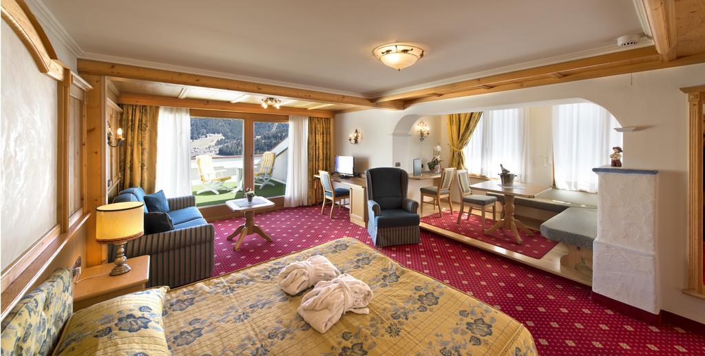 Alpen Hotel Corona فيغو دي فاسا الغرفة الصورة