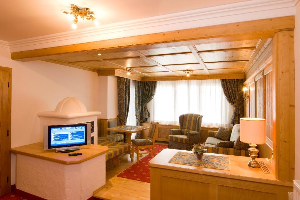 Alpen Hotel Corona فيغو دي فاسا الغرفة الصورة