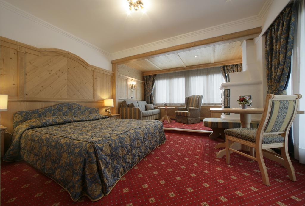 Alpen Hotel Corona فيغو دي فاسا الغرفة الصورة