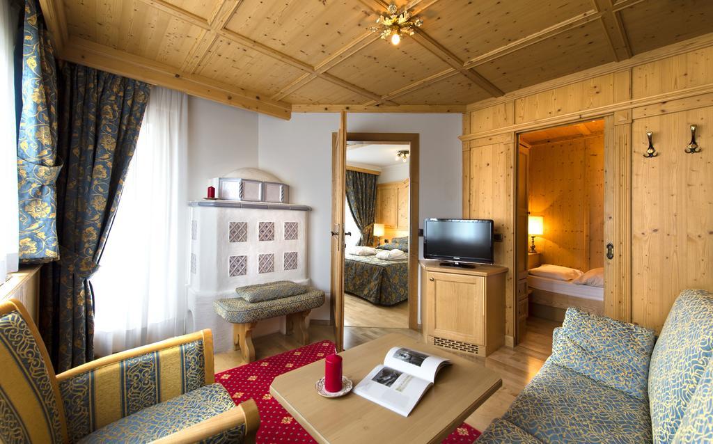 Alpen Hotel Corona فيغو دي فاسا المظهر الخارجي الصورة