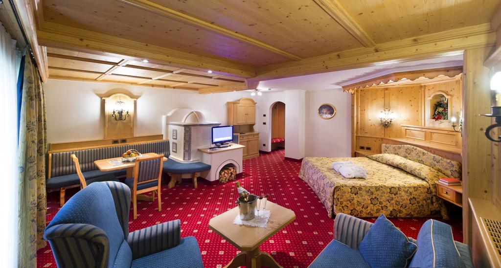 Alpen Hotel Corona فيغو دي فاسا المظهر الخارجي الصورة