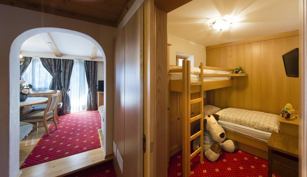 Alpen Hotel Corona فيغو دي فاسا الغرفة الصورة