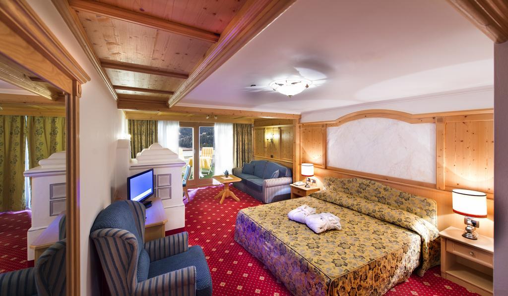 Alpen Hotel Corona فيغو دي فاسا المظهر الخارجي الصورة