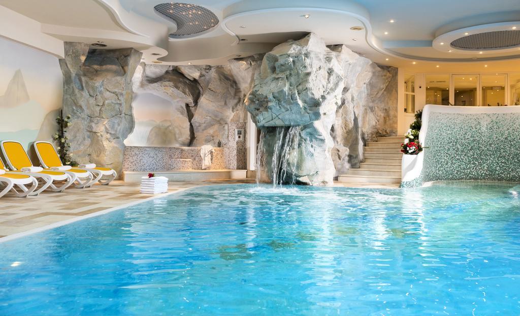 Alpen Hotel Corona فيغو دي فاسا المظهر الخارجي الصورة