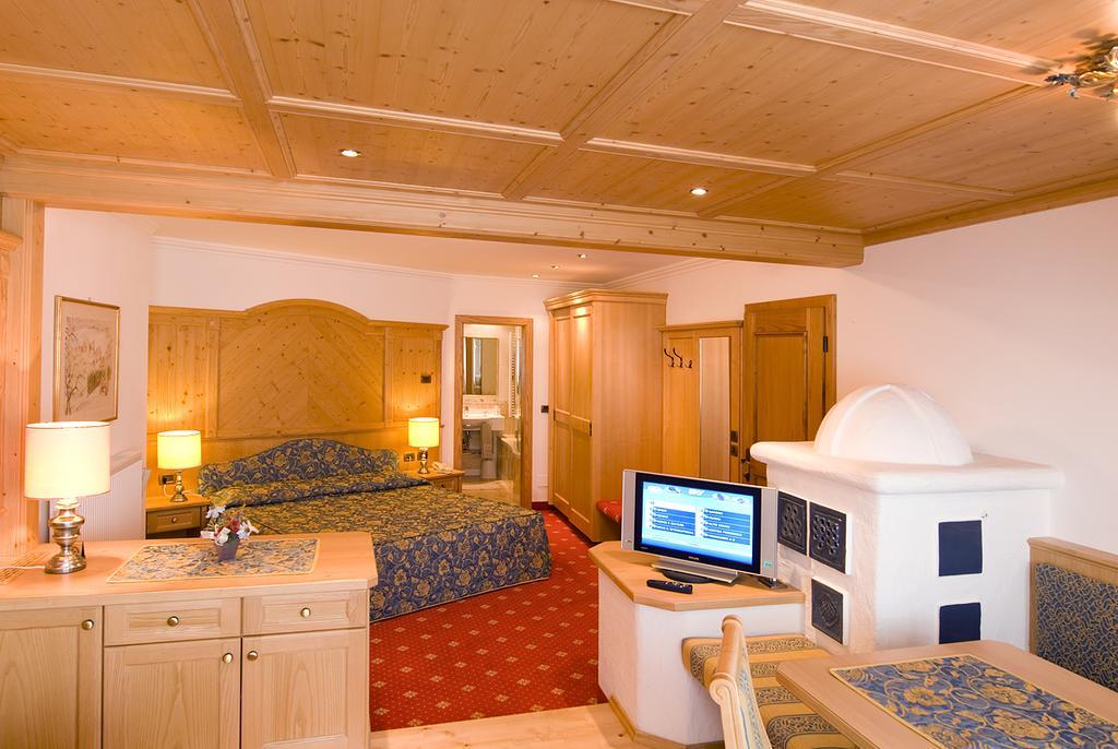 Alpen Hotel Corona فيغو دي فاسا المظهر الخارجي الصورة