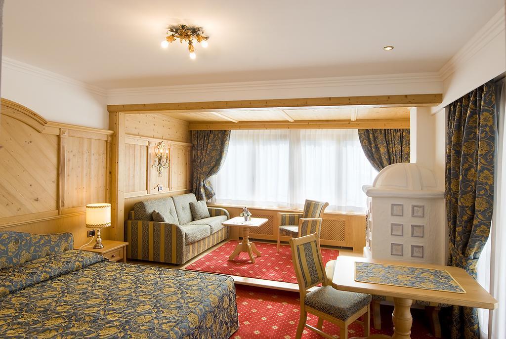 Alpen Hotel Corona فيغو دي فاسا المظهر الخارجي الصورة