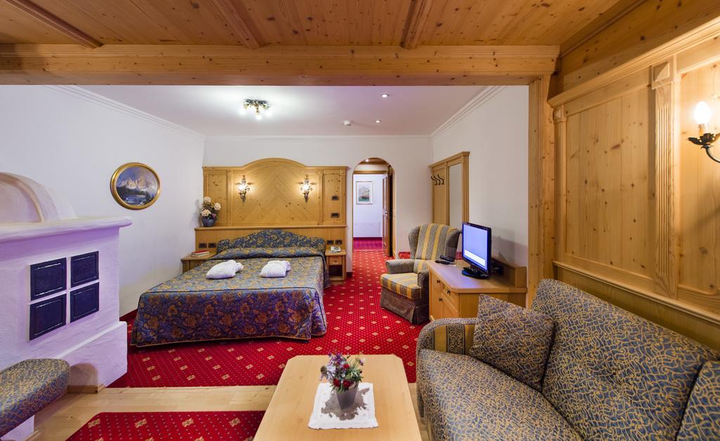 Alpen Hotel Corona فيغو دي فاسا المظهر الخارجي الصورة